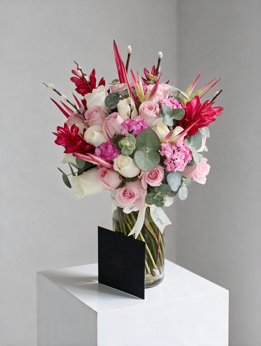 Ramo de flores de Rosas, Hawaianas, Breanthus, Avecillas y Traquedium, -en florero- ALA005