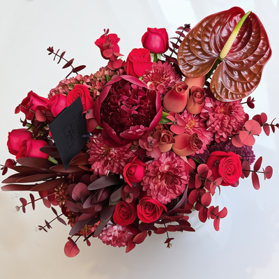 Arreglo de peonía roja Red Charm con rosas rojas y anturio en florero | flores de lujo a domicilio CDMX