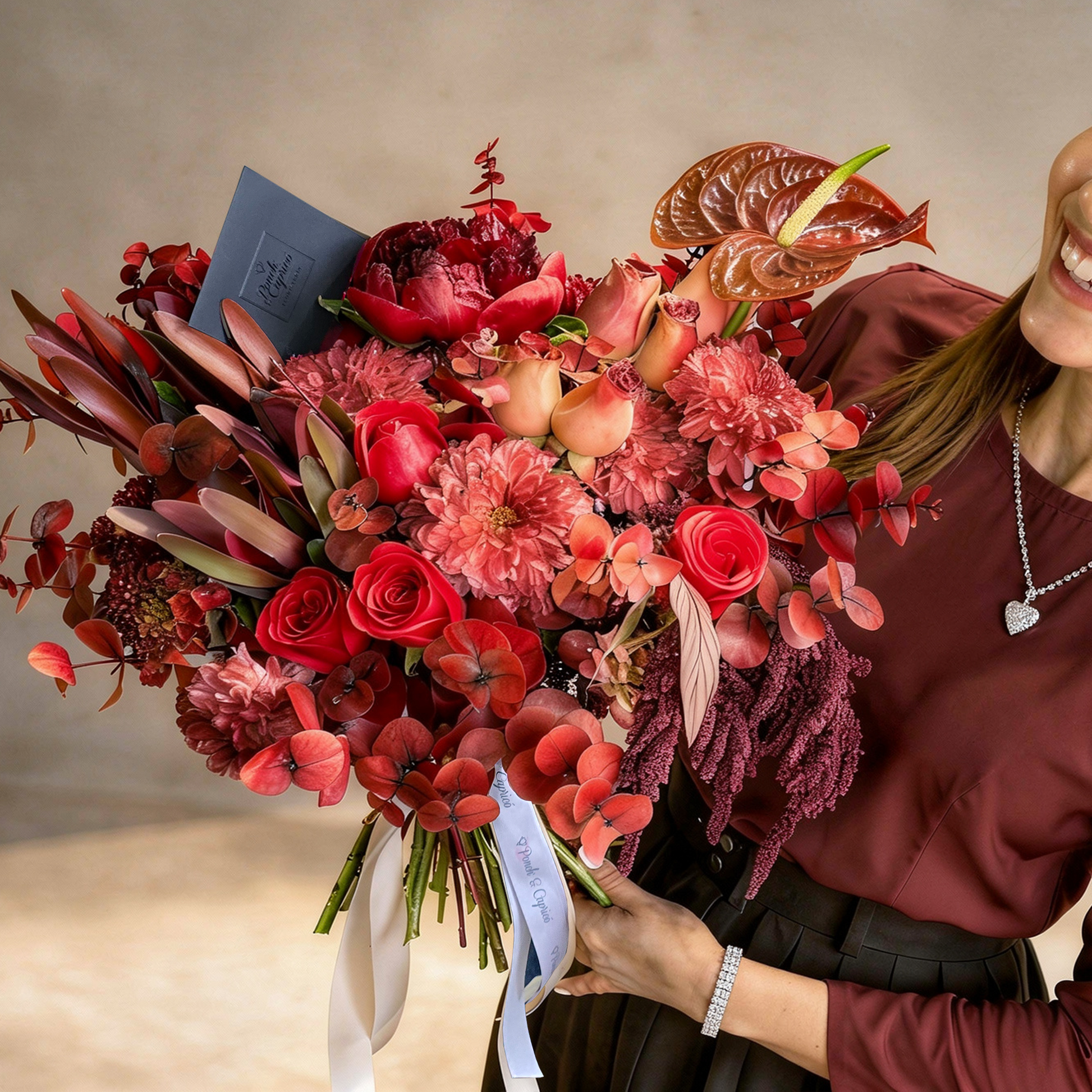 Detalle de peonía roja, anturio café y flores tintadas a mano en florero de vidrio | flores premium CDMX