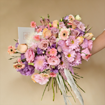 Detalle de mini gerberas, rosas lila y hortensia en tonos pastel | Ponch' & Capricó Floristería CDMX