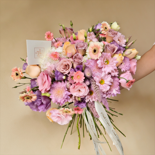 Detalle de mini gerberas, rosas lila y hortensia en tonos pastel | Ponch' & Capricó Floristería CDMX