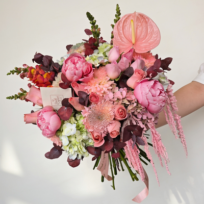 Arreglo de peonías rosas, anturio rosado y rosas con amaranto en florero de vidrio | peonías a domicilio CDMX