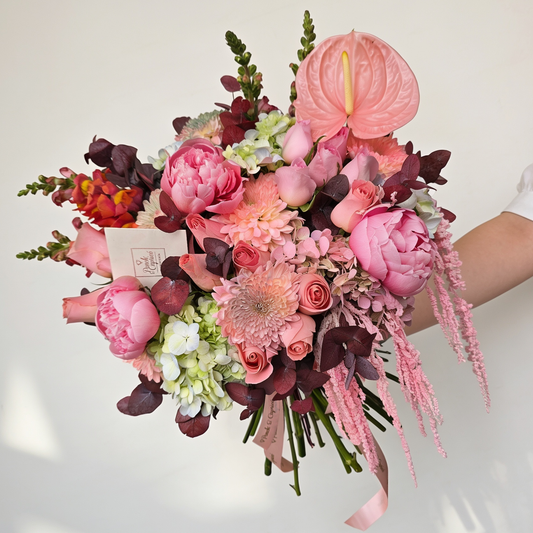 Arreglo de peonías rosas, anturio rosado y rosas con amaranto en florero de vidrio | peonías a domicilio CDMX