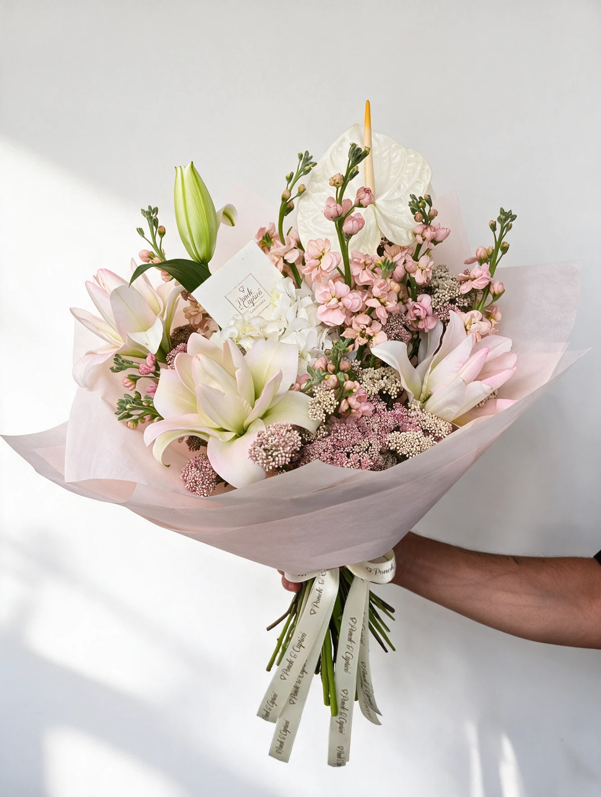 Arreglo de Rose Lily, Matiola rosa pastel, Anturio blanco y Hortensia en florero - Ponch & Caprico Alameda ALA032