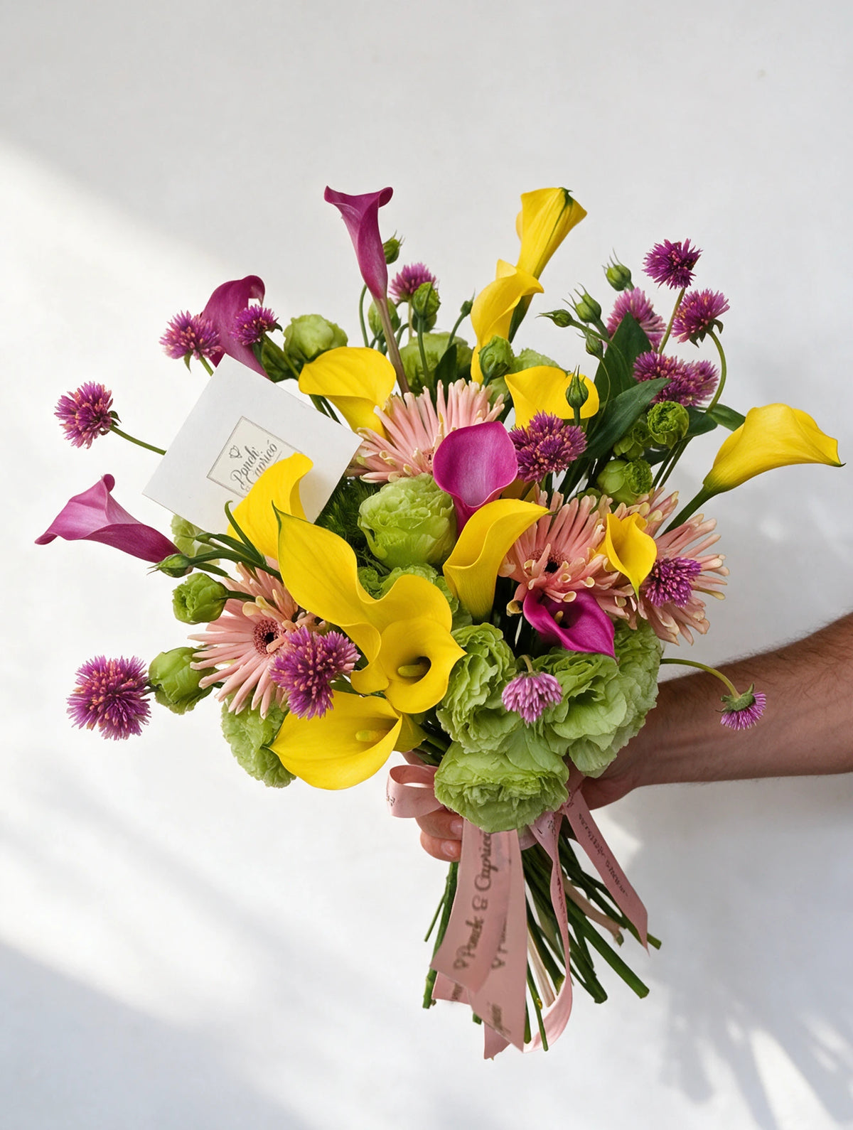 Ramo de flores con calas de agua amarillas y fucsia, gerbera rosa, lisianthus verde y allium en florero - Ponch & Caprico ALA033
