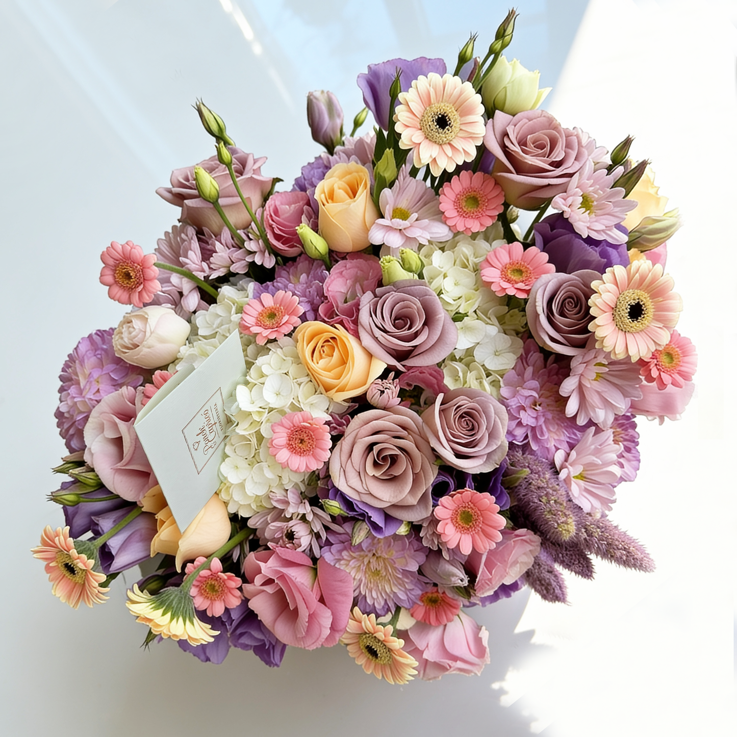 Arreglo de flores lila con mini gerberas, rosas malva y lisianthus en florero | flores pastel a domicilio CDMX