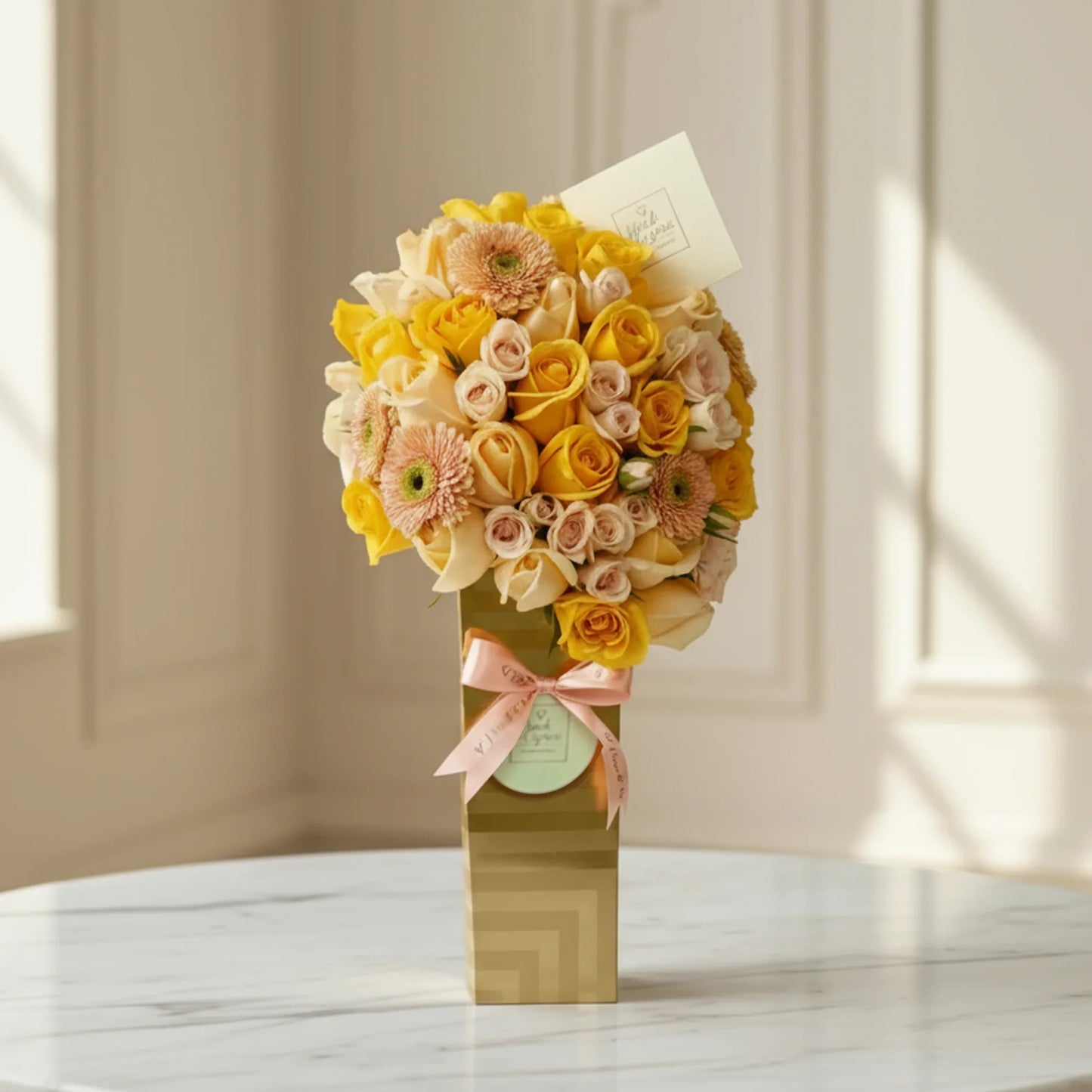 Box Dorado con Rosas Amarillas y Gerberas | Arreglo Floral Premium