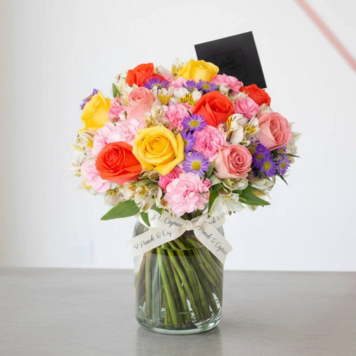 Arreglo floral de 12 rosas mix, alstromelia blanca y clavellinas rosadas en florero — componente del set