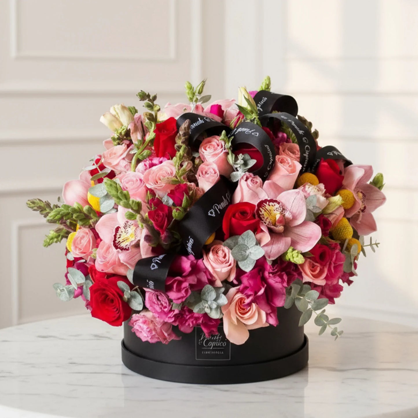 Arreglo-floral-de-Orquideas_Lisianthus_Rosas_Boca-de-Dragon-Domo Floreria Ponch y Caprico CDMX