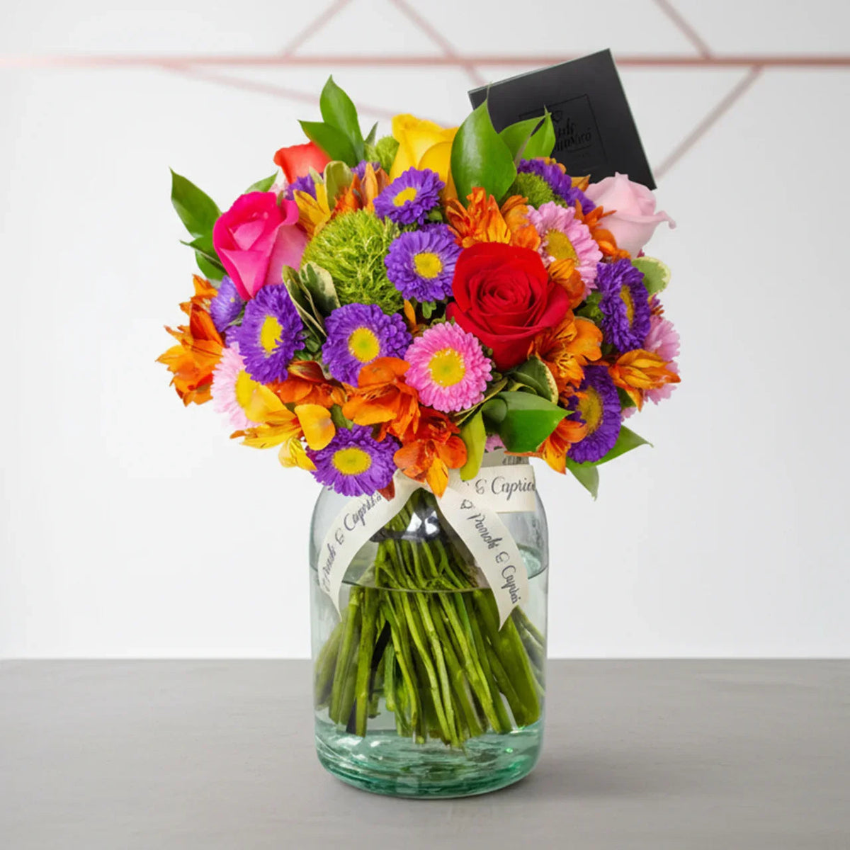 Arreglo floral de rosas mix, matsumoto y alstromelia amarilla en florero de vidrio — componente del set