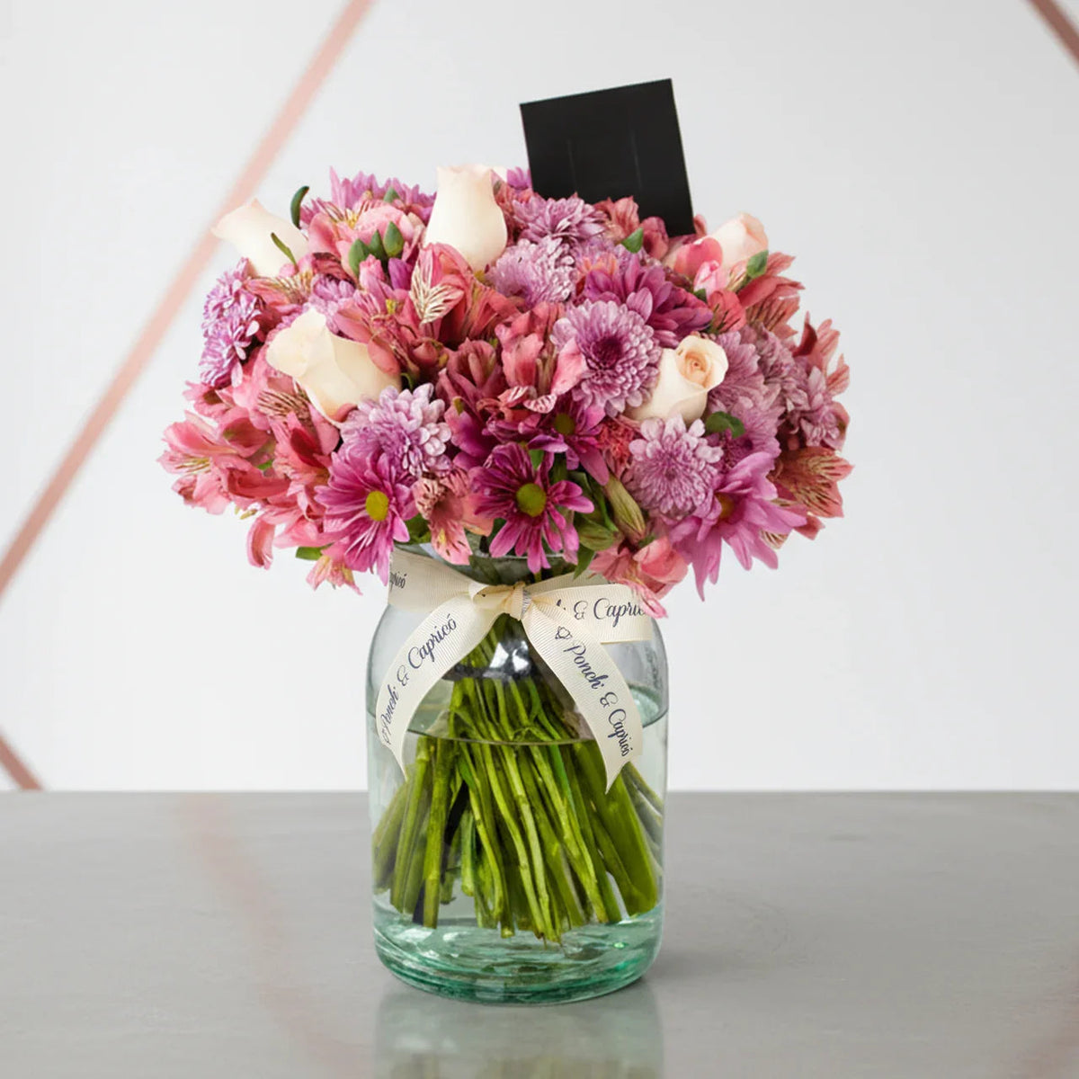 Arreglo floral de rosas, margaritas y alstromelias en florero de vidrio — componente del set