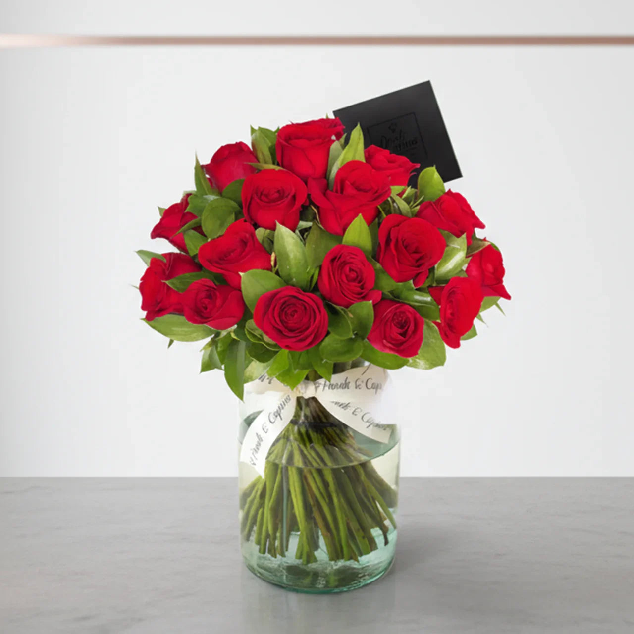 Arreglo Floral de 24 Rosas Rojas y Ruscus - GI033