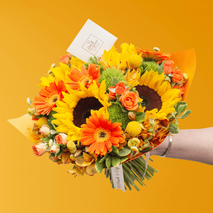 Arreglo Floral de Girasoles, Gerberas Naranjas, Mini Rosas Naranja y Alstromelia Amarilla + Bouquet de Globos Inflados con Helio -SET074-