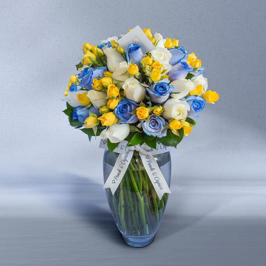 Arreglo Floral de Rosas Azules, Blancas y Mini Rosas Amarillas
