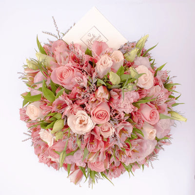 Arreglo Floral de Rosas Hermosas, Rosas Señorita, Lisianthus Rosada y Mini Rosas Caricia -GI027-