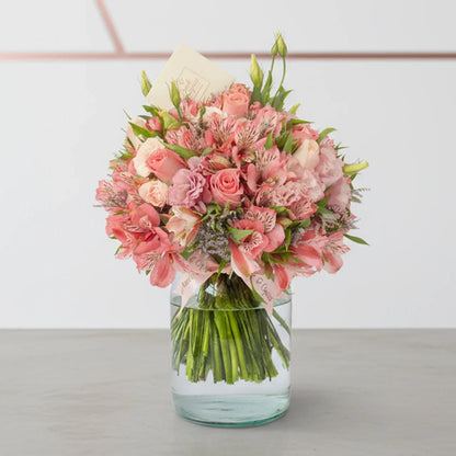 Arreglo floral de rosas hermosas, rosas señorita, lisianthus rosada y mini rosas — componente del set