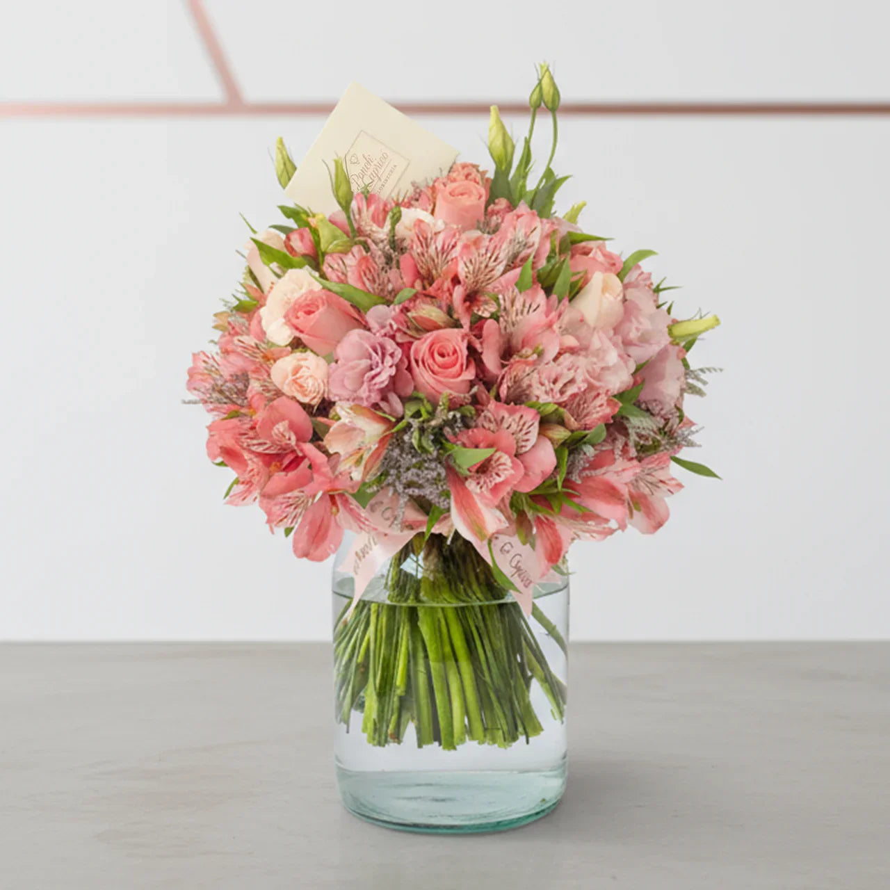 Arreglo Floral de Rosas Hermosas, Rosas Señorita, Lisianthus Rosada y Mini Rosas Caricia -GI027-