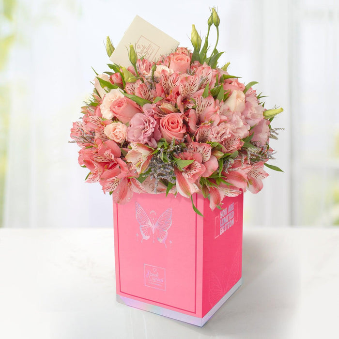 Arreglo Floral de Rosas Hermosas, Rosas Señorita y Lisianthus Rosada + Bouquet de Cumpleaños -Barbie Dream Together- -SET071-