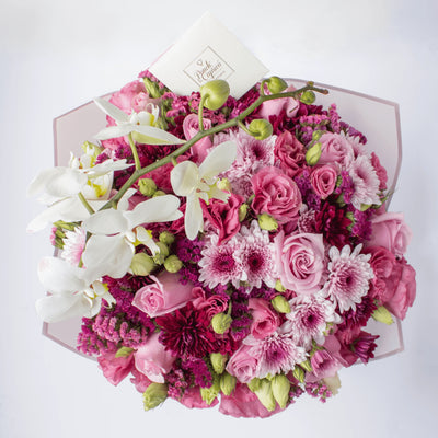 Arreglo Floral de Rosas Náuticas, Orquídea Blanca, Lisianthus Magenta y Moreliana  -GI031-