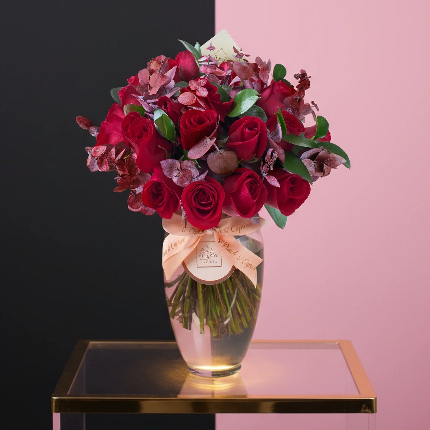 Arreglo Floral de 24 Rosas Rojas, Ruscus y Dólar Rosado (Preservado)