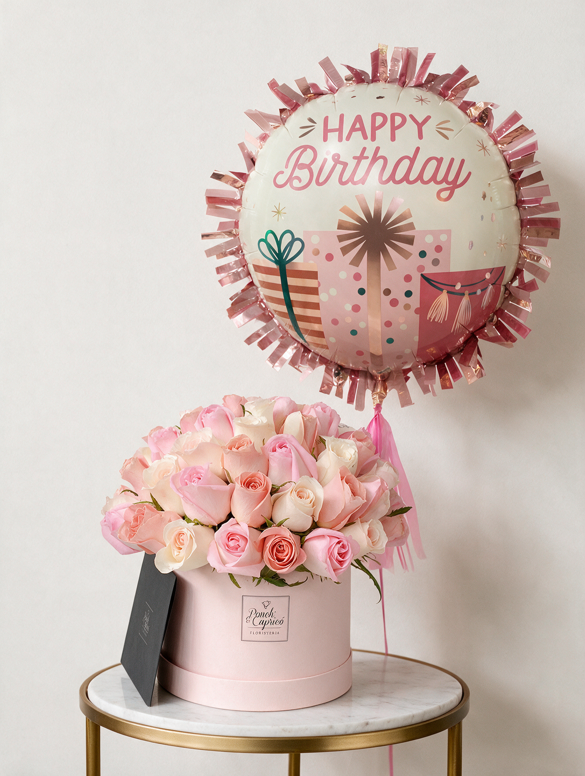 Arreglo_Floral_de_Rosas_Rosadas_Mix_en_Domo_con_Globos_de_Cumplanos_-SET060