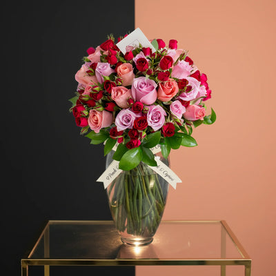 Arreglo Floral de Rosas Rosadas, Náutica y Mini Rosas Rojas