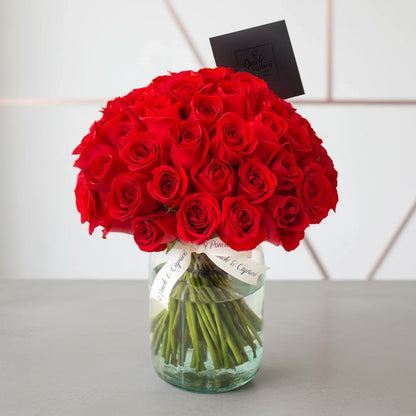 Arreglo de 50 Rosas (color de rosas a elegir) en Florero