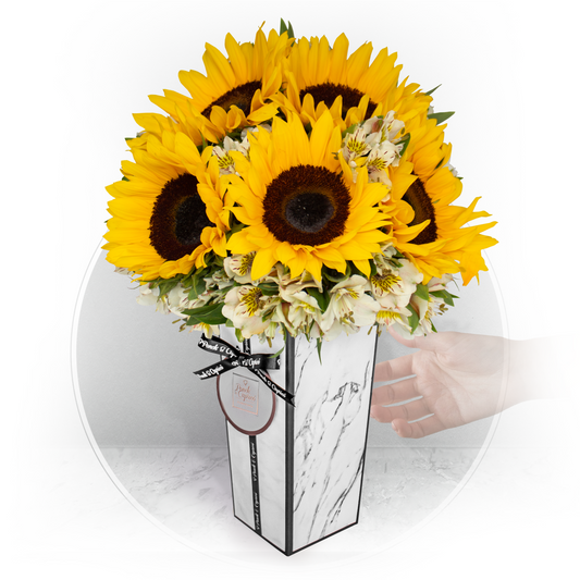 Arrangement aus Sonnenblumen und weißer Astromelie – MIL005