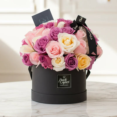 60 Rosas Lila, Rosadas y Crema en Caja. Flores a domicilio Ponch y Caprico