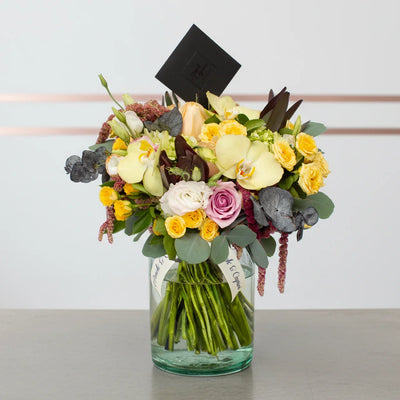 Arreglo floral de Orquídea Amarilla, Rosas Nauticas, Rosas Peach Avalanche, Lisianthus Pecote Rosado y Dolar Marron Preservado -GI022-