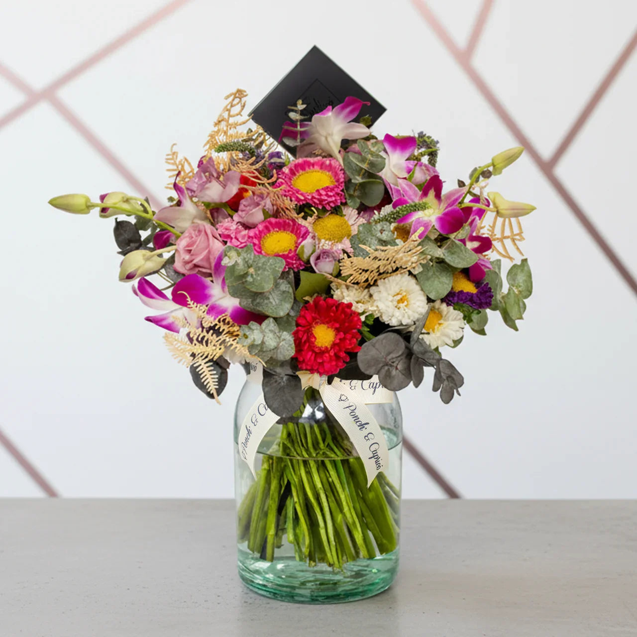 Arreglo floral de Orquídeas Moradas, Rosas Lilas, Leather Beige Preservado y Eucalipto -GI024-