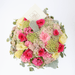 Arreglo floral de Rosa Fucsia, Lisianthus Crema, Alstromelia Blanca, Clavellina Rosada y Aquilea -GI026-
