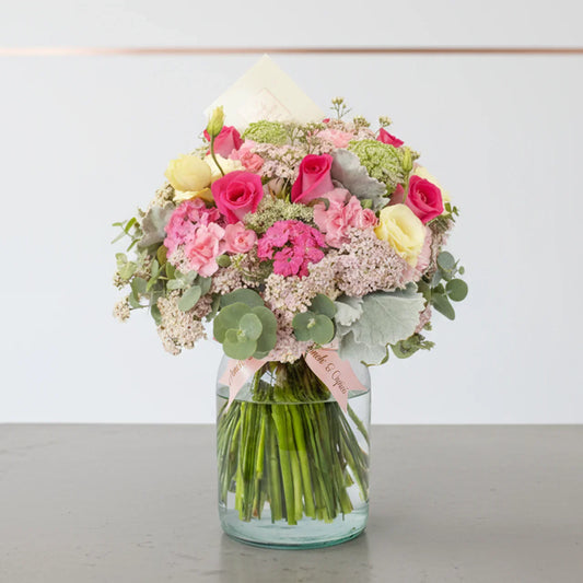 Arreglo floral de Rosa Fucsia, Lisianthus Crema, Alstromelia Blanca, Clavellina Rosada y Aquilea -GI026-