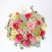 Arreglo floral de Rosa Fucsia, Lisianthus Crema y Alstromelia Blanca + Bouquet de Cumpleaños -Barbie Malibu- -SET072-