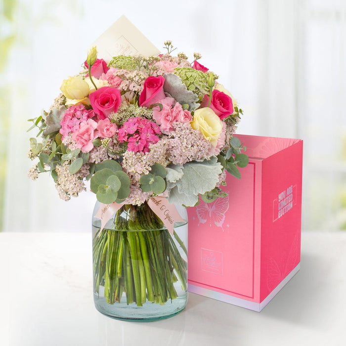 Arreglo floral de Rosa Fucsia, Lisianthus Crema y Alstromelia Blanca + Bouquet de Cumpleaños -Barbie Malibu- -SET072-