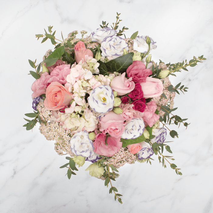 Arreglo floral de Rosas Caricia, Rosas Hermosas, Mini Rosas Fucsia, Lisianthus Carmín y Pecoté Morado -GI023-
