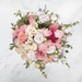 Arreglo floral de Rosas Caricia, Rosas Hermosas, Mini Rosas Fucsia, Lisianthus Carmín y Pecoté Morado -GI023-