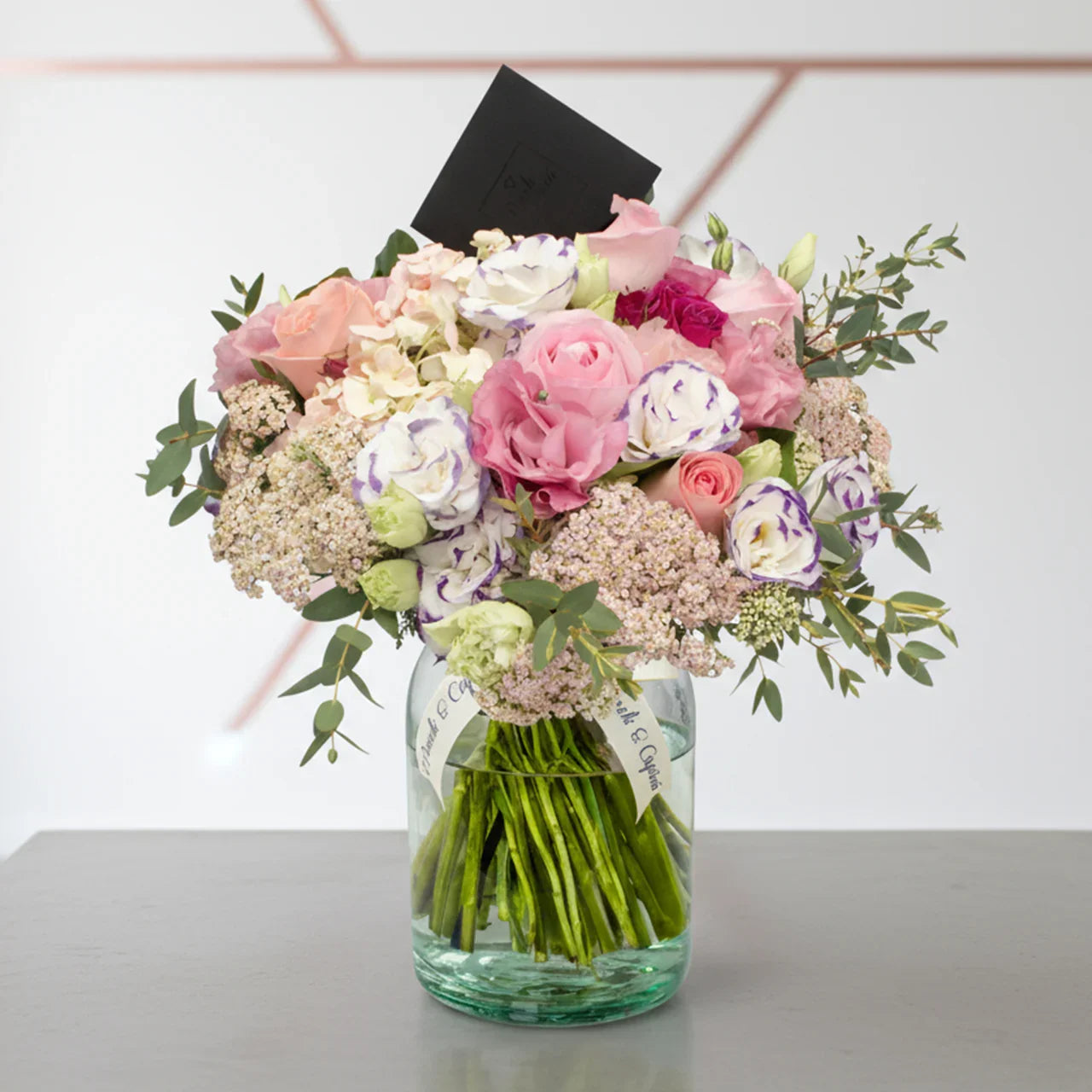 Arreglo floral de Rosas Caricia, Rosas Hermosas, Mini Rosas Fucsia, Lisianthus Carmín y Pecoté Morado -GI023-