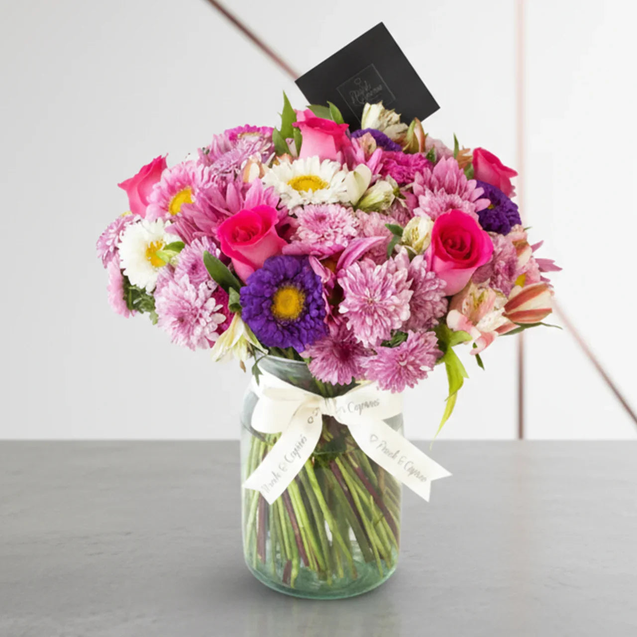 Arreglo floral de Rosas Fuchsia, Matsumoto y Margaritas -GI003-