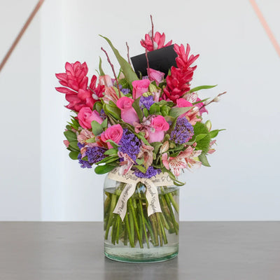 Arreglo floral de Rosas Fucsia, Hawaiana, Alstromelia Rosa y Espuma Morada -GI019-