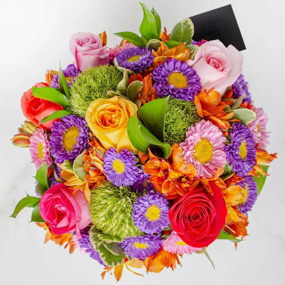 Detalle del arreglo de rosas mix y matsumoto — componente del set