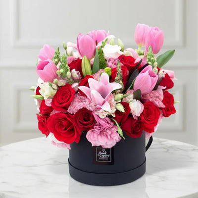 Arreglo floral de Tulipanes, Lisianthus, Lillies y Rosas Rojas en Caja -Domo-