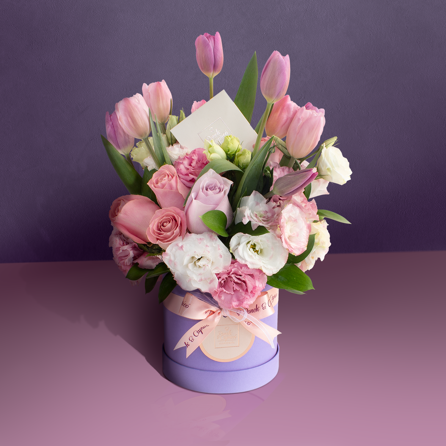 Arreglo floral de tulipanes, rosas (náutica y hermosa) y lisianthus en Caja Rígida + Oso de Peluche + Chocolates + Vino Espumoso Francés - SET086