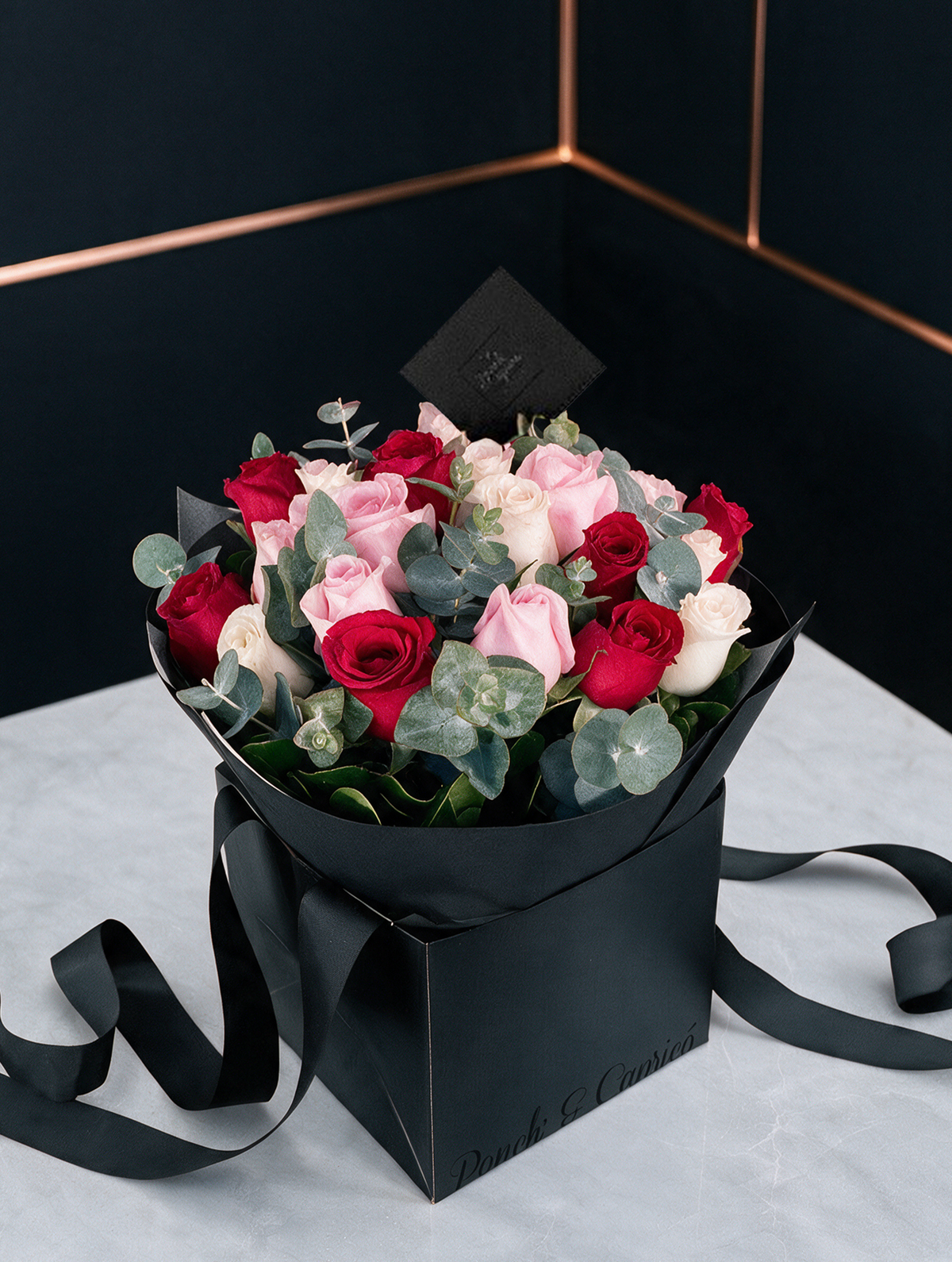 Bouquet Mix de 24 Rosas Surtidas -Rojas, Rosas, Beige-. Floreria CDMX Ponch y Caprico.