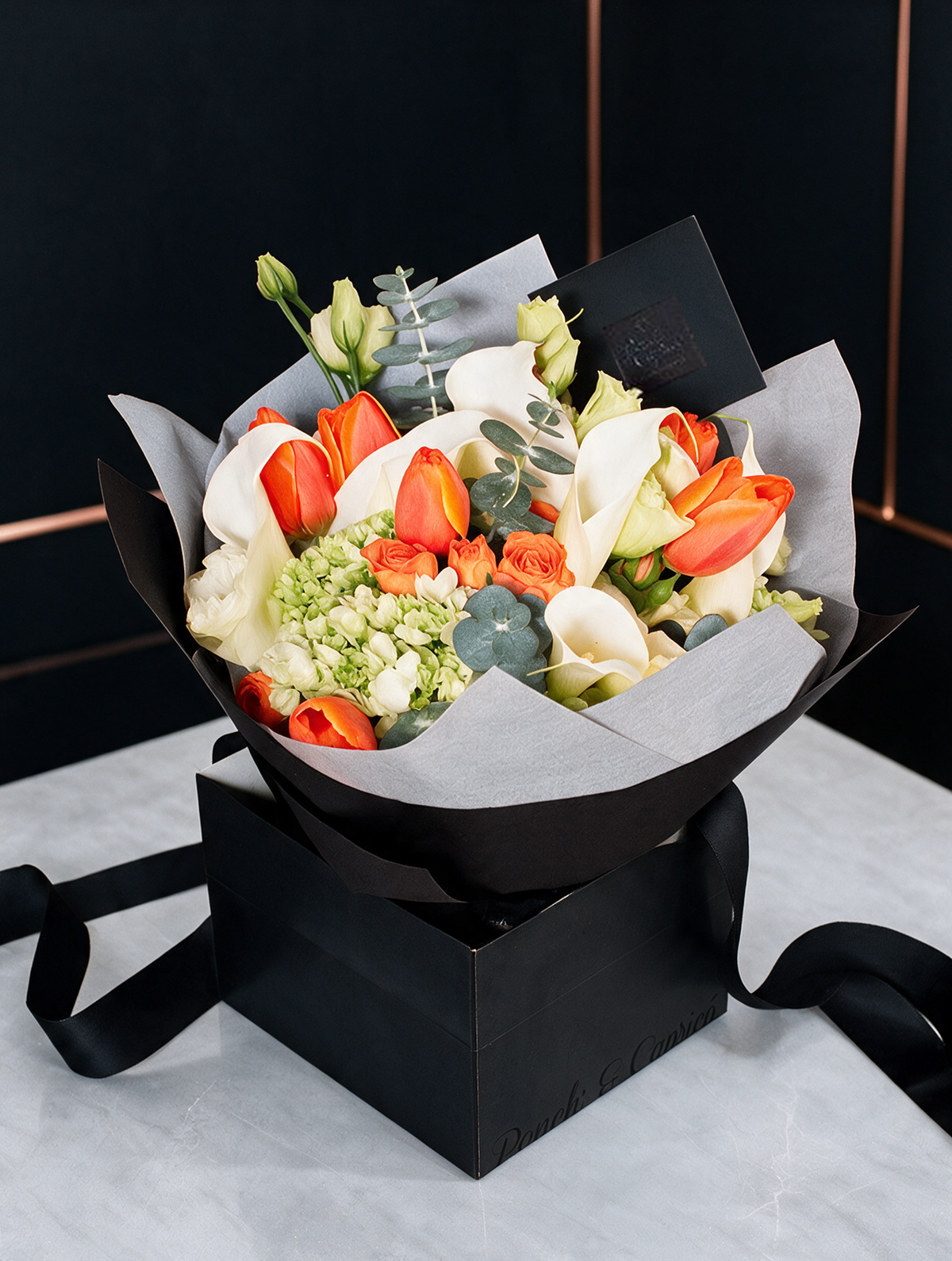 Bouquet Tulipan, Lisianthus y Alcatraz. Flores a domicilio Ponch y Caprico.
