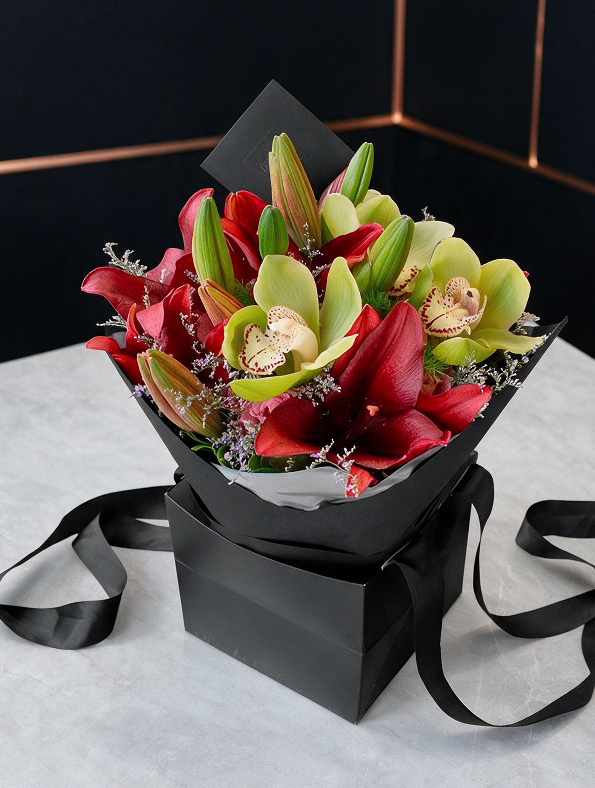 Orquídeas, Lillies Vino, Rosas, Minfer y Limonio. Floreria Ponch y Caprico.