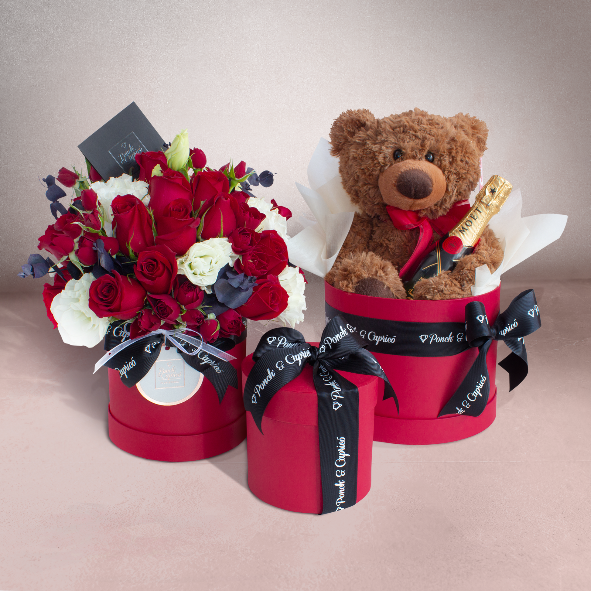 Arreglo floral de rosas rojas, mini rosas y dólar negro (preservado) en Caja Rígida + Oso de Peluche + Chocolates + Moët Mini - SET088