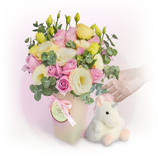 Rosas Lilac Bouquet mit Einhorn -ausgestopftem Tier