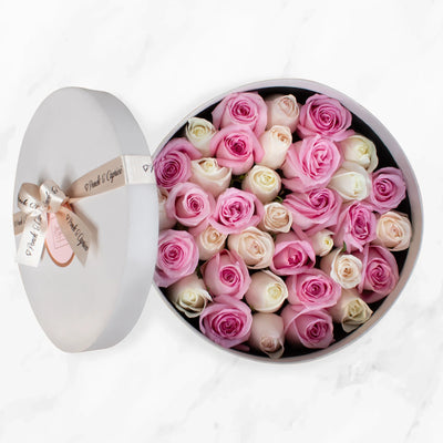 Arreglo Floral en Caja de Rosas Blancas, Caricia y Señorita