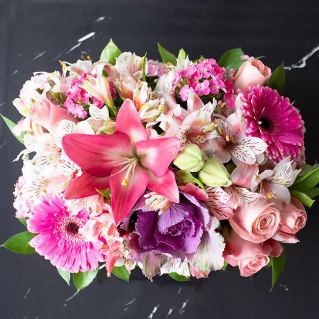 Flores en caja tipo Canasta de Rosas, Lillies y Gerberas con Bouquet de Globos de Cumpleaños y Personalizado -SET040-